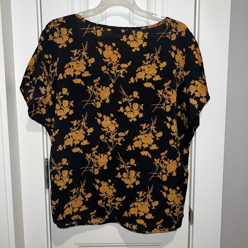 Floral V-Neck Blouse - Picture 4 of 5